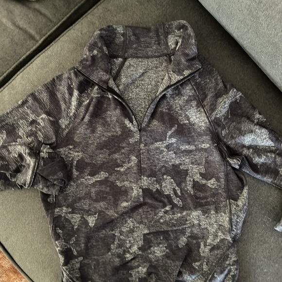 Lululemon camo quarter zip long sleeve top size 4 - Picture 5 of 6
